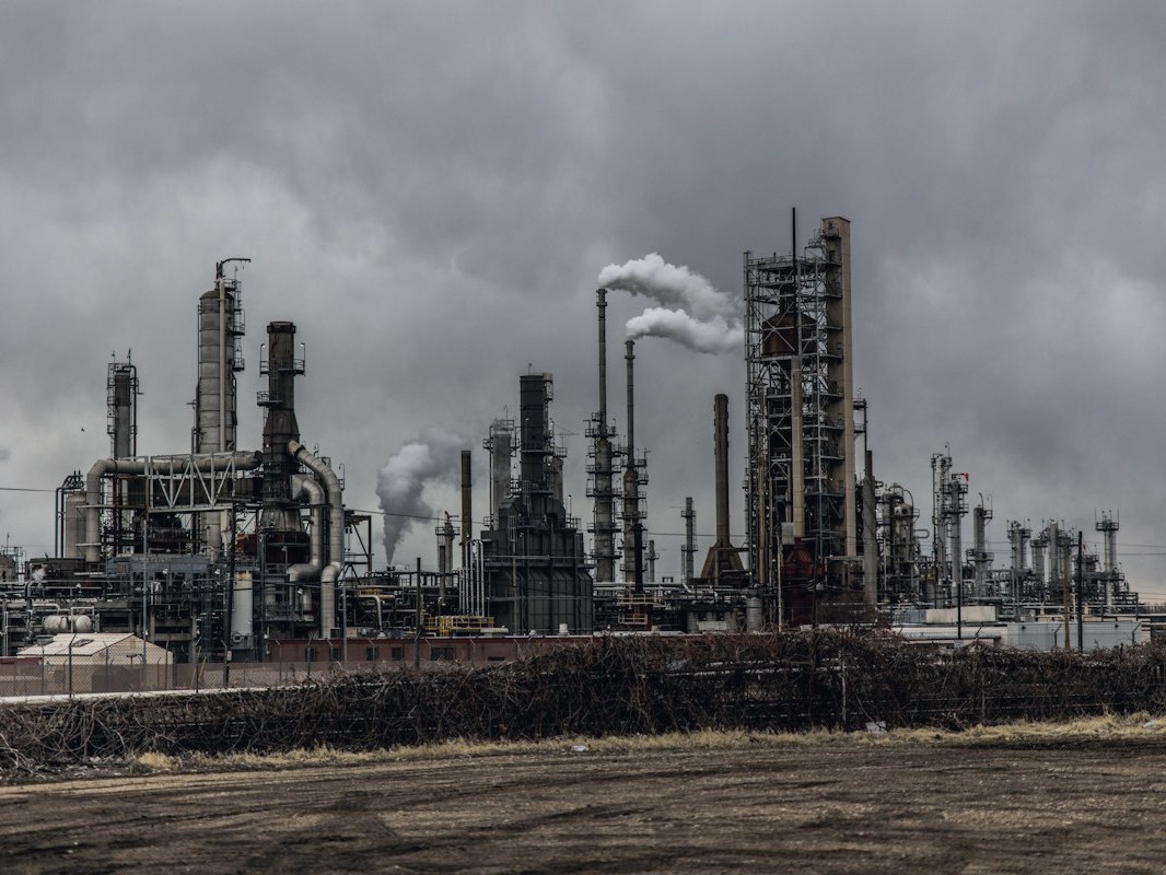 Gas processing plant with distillation towers and pipework